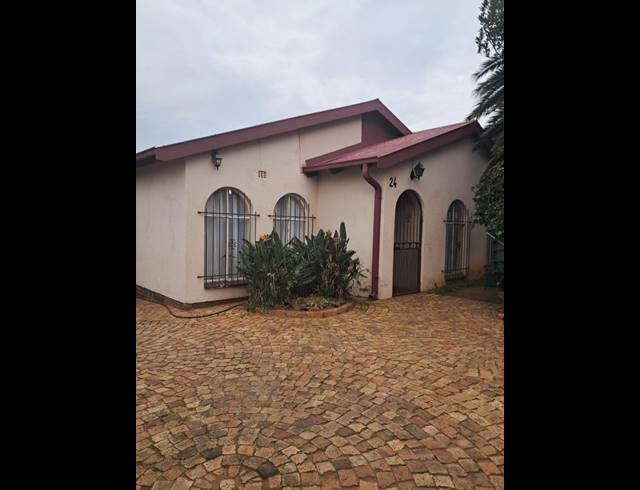 3 BEDROOM HOUSE FOR SALE IN SOUTH HILLS